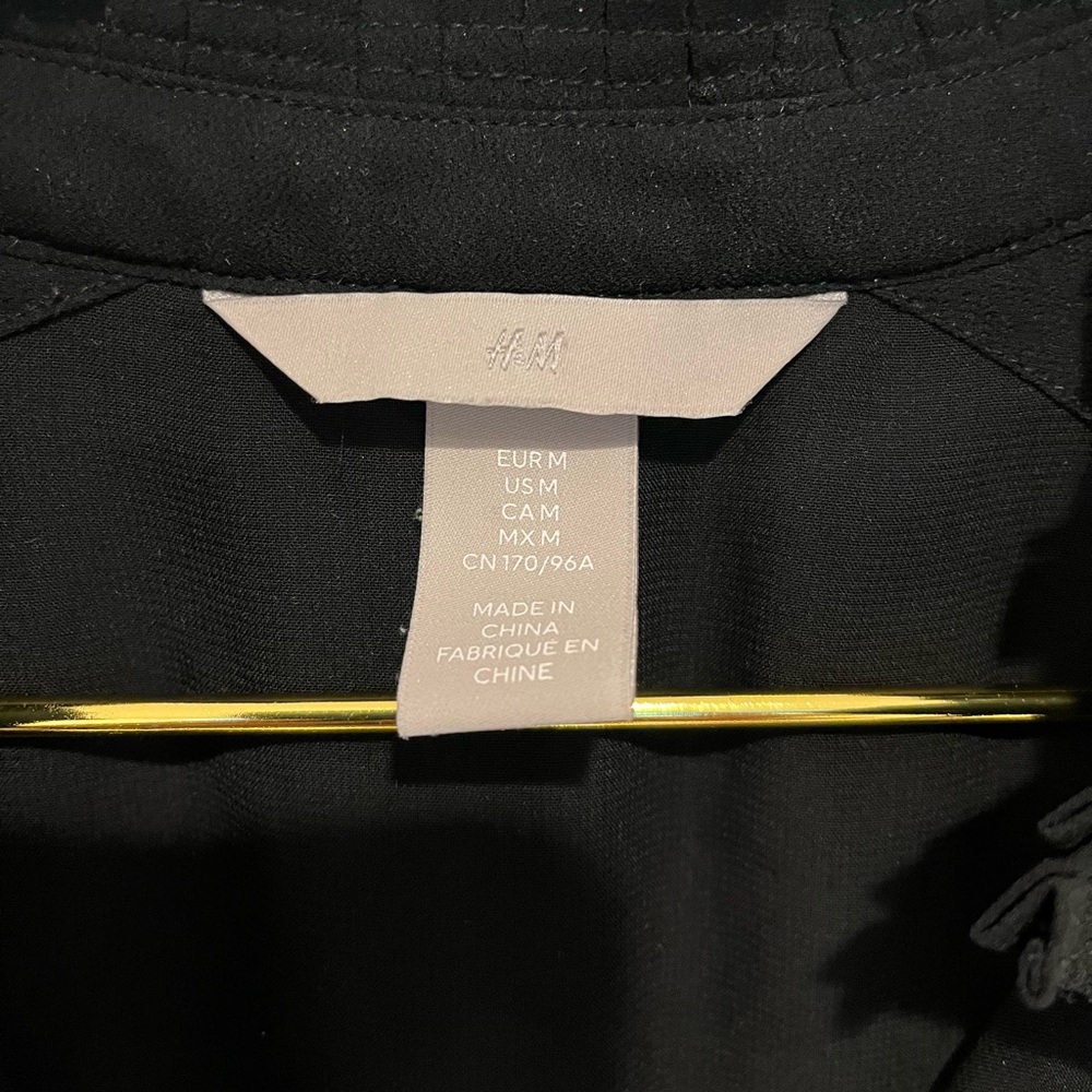 H&M Black Pleated Blouse Size Medium - Picture 4 of 6